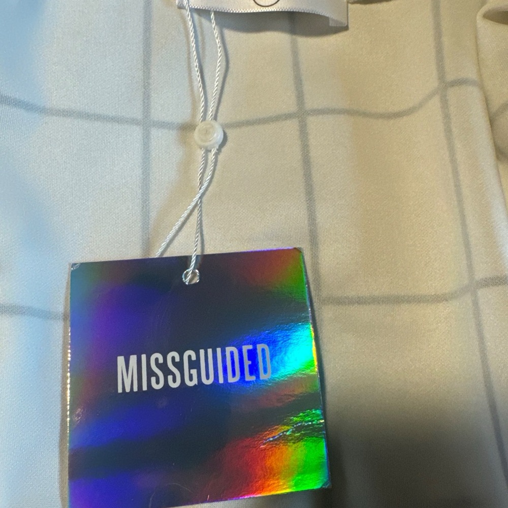 Chic White Grid Pattern Wrap Dress - image 4